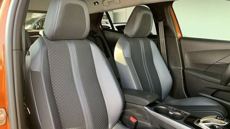 Gebraucht Peugeot e-2008 Allure 100 kW (136 PS) 2020 Orange / fusionorange / metallic SUV