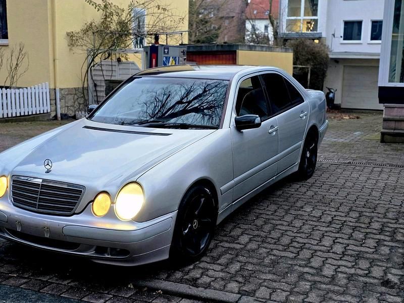 Gebraucht Mercedes E220 143 PS (105 kW) 2002 Silber Limousine
