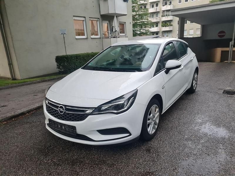 Weiß Gebraucht 2017 Opel Astra Limousine | 5.300 € (Superpreis) - Bild 1/4