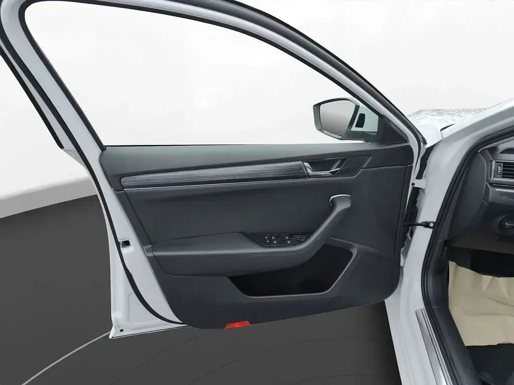 Gebraucht Skoda Superb Premium Edition 150 PS (110 kW) 2023 Moonweiss metallic Kombi