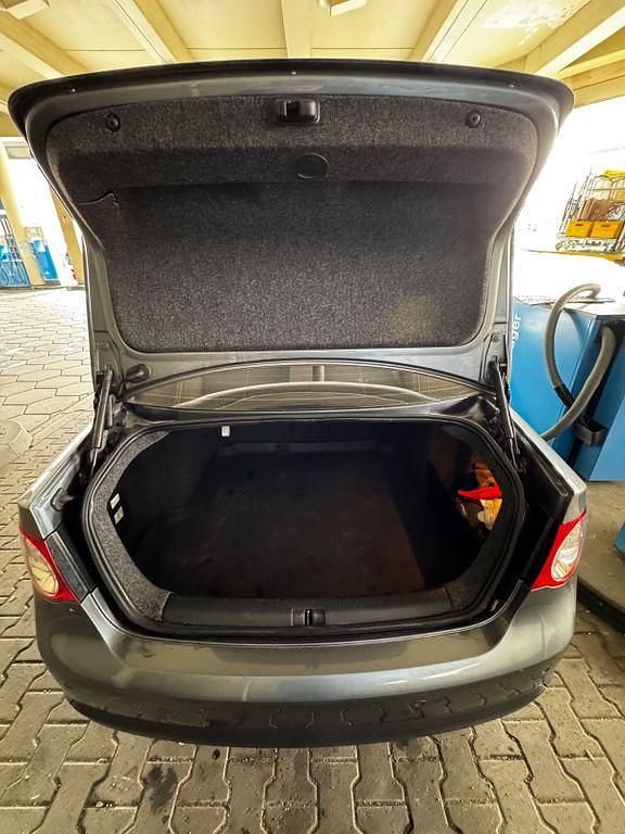 Gebraucht VW Jetta 105 PS (77 kW) 2007 Grau Limousine