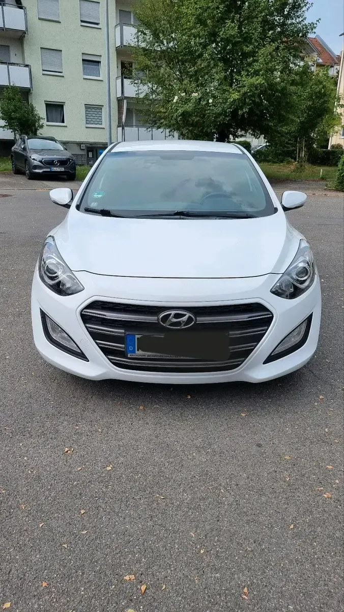 Gebraucht Hyundai i30 Passion 101 PS (74 kW) 2017 Weiß Limousine
