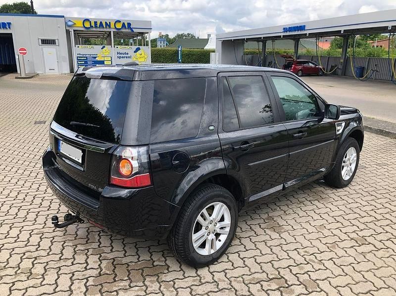 Schwarz Gebraucht 2014 Land Rover Freelander 2 SE SUV | 13.700 € (Etwas zu teuer) - Bild 1/4