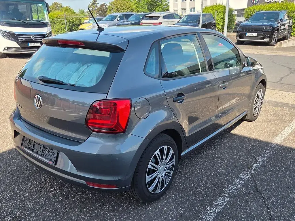 Używany VW Polo Trendline 60 KM (44 kW) 2015 Szary Sedan/Limuzyna