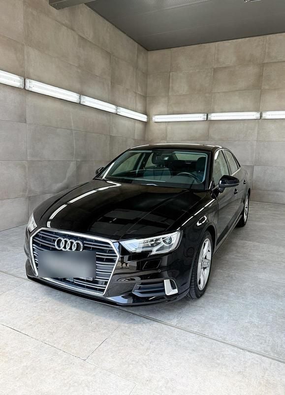 Schwarz Gebraucht 2018 Audi A3 Comfort Limousine | 17.990 € (Etwas zu teuer) - Bild 1/4