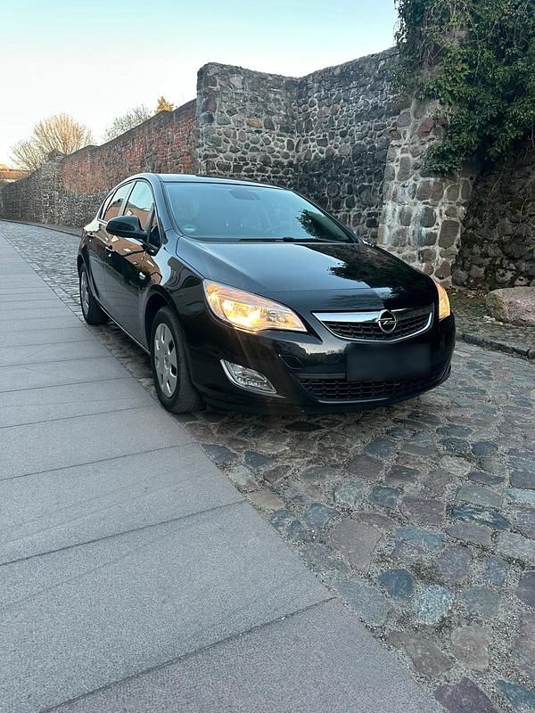Gebraucht Opel Astra 140 PS (102 kW) 2011 Schwarz Limousine
