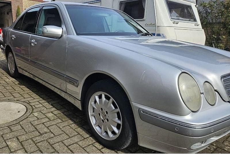 Gebraucht Mercedes E200 Elegance 163 PS (119 kW) 2001 Grau Limousine