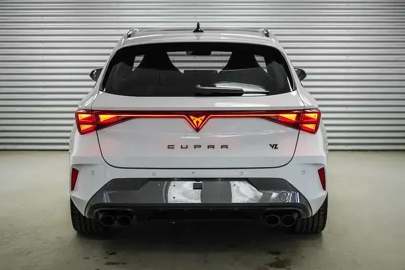 Gebraucht Cupra Leon VZ 333 PS (244 kW) 2025 Glacial white Kombi