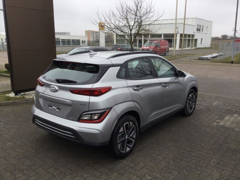 Gebraucht Hyundai Kona Select 150 kW (204 PS) 2022 Silber SUV