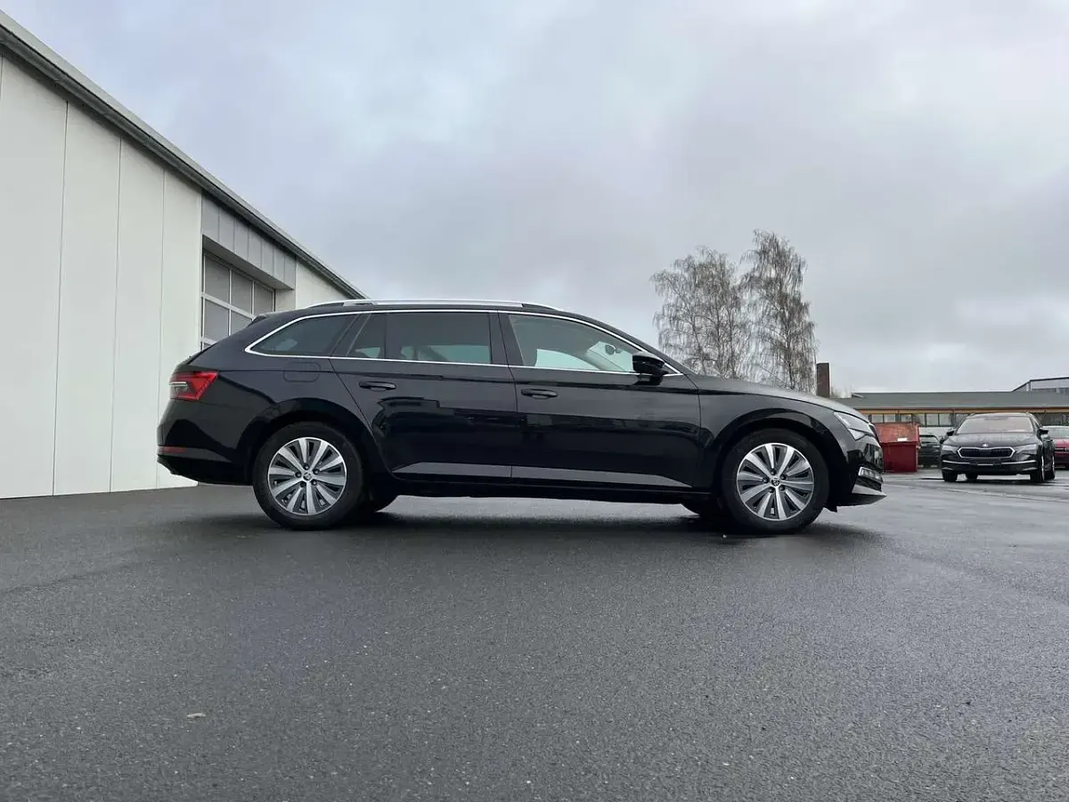 Gebraucht Skoda Superb Style 150 PS (110 kW) 2022 Schwarzmagic Kombi