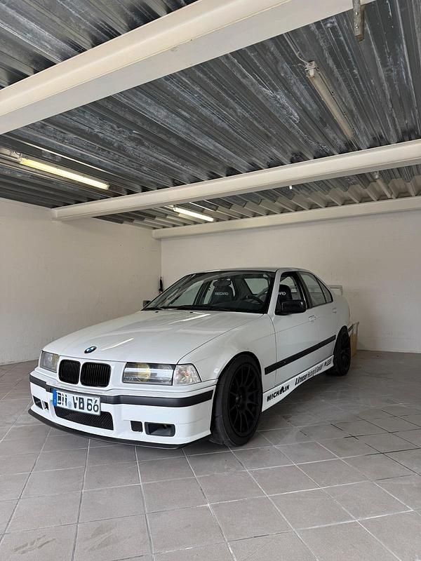 Weiß Gebraucht 1994 BMW 320 Limousine | 16.500 € - Bild 1/4