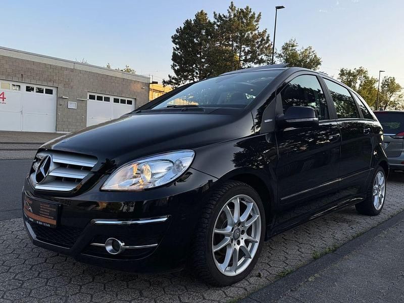 Kosmosschwarz Gebraucht 2010 Mercedes B180 Van / Kleinbus | 7.975 € (Etwas zu teuer) - Bild 1/4