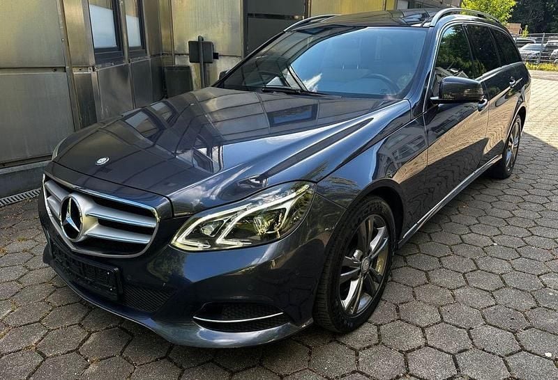 Blau Gebraucht 2013 Mercedes 300 Limousine | 12.888 € (Fairer Preis) - Bild 1/4