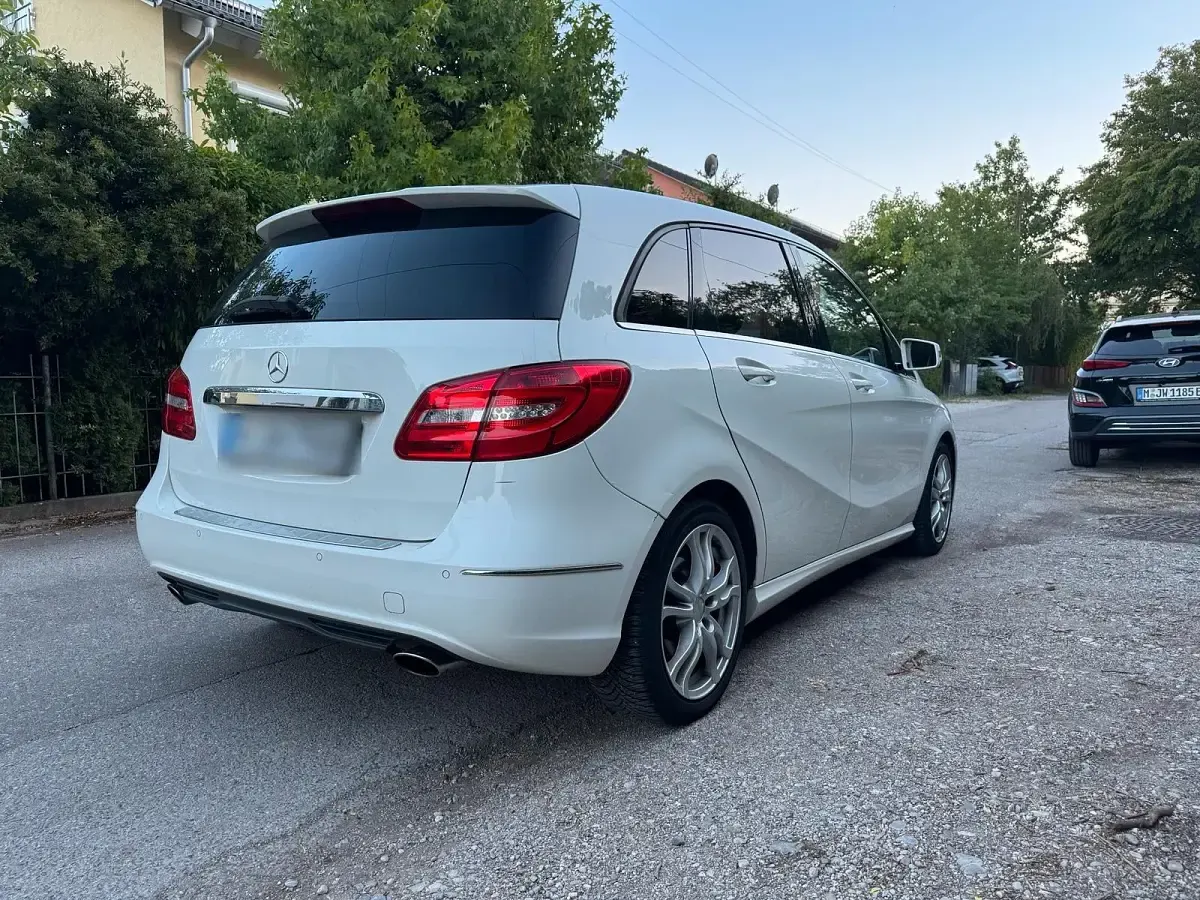 Gebraucht Mercedes B180 122 PS (89 kW) 2013 Weiß Kleinwagen