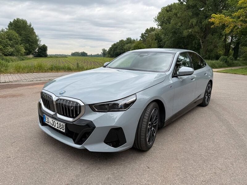 Grau Gebraucht 2024 BMW i5 M Sport Limousine | 51.000 € (Superpreis) - Bild 1/4