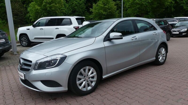 Silber Gebraucht 2015 Mercedes A180 Limousine | 16.990 € (Fairer Preis) - Bild 1/4