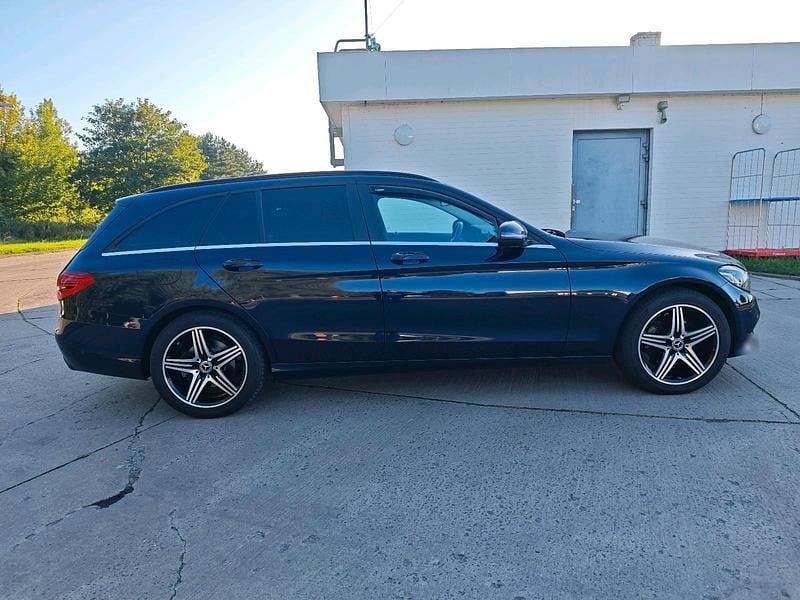 Gebraucht Mercedes C220 204 PS (150 kW) 2018 Blau Kombi