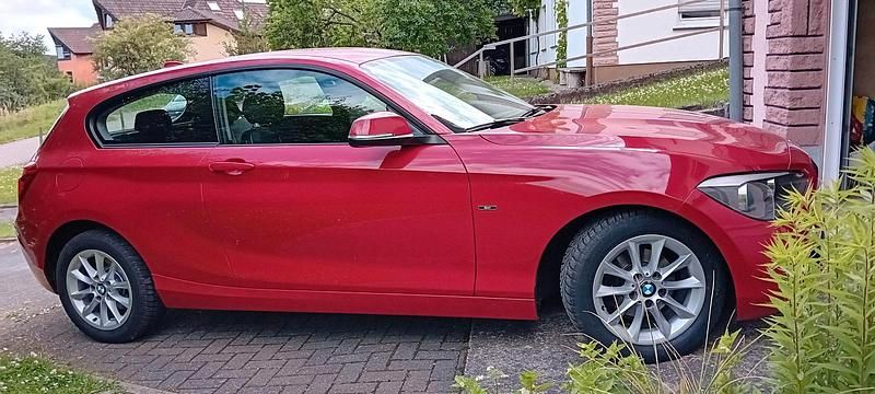 Rot Gebraucht 2013 BMW 114 Sport Line Kleinwagen | 8.500 € (Fairer Preis) - Bild 1/4