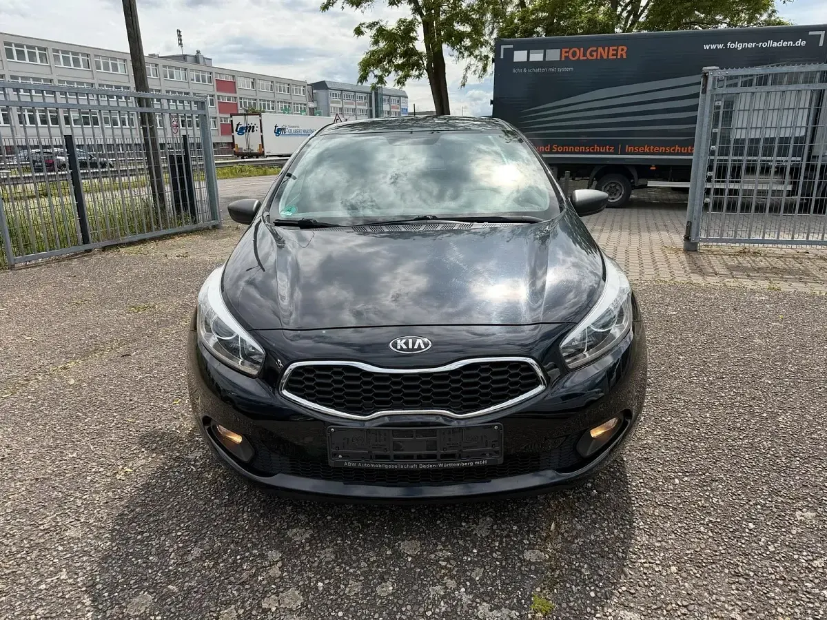 Usado Kia Ceed 99 CV (72 kW) 2015 Negro Utilitario