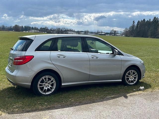 Gebraucht Mercedes B180 122 PS (89 kW) 2013 Silber Van / Kleinbus