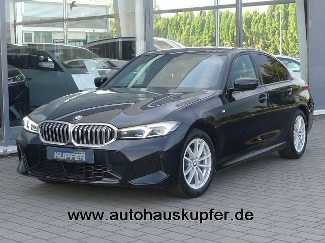 Blacksaphirschwarz Gebraucht 2024 BMW 320 M Sport Limousine | 40.400 € (Fairer Preis) - Bild 1/4