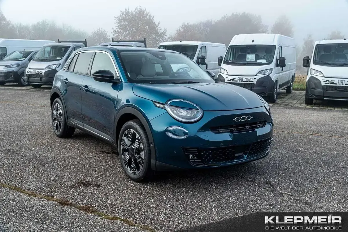 Neu Fiat 600E La Prima 114 kW (156 PS) 2025 Mare grün Limousine