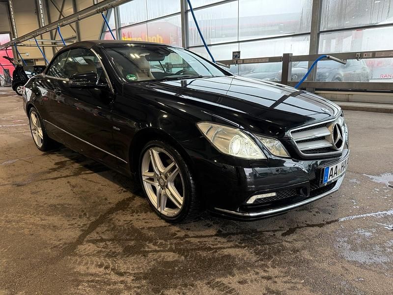 Gebraucht Mercedes E250 204 PS (150 kW) 2010 Schwarz Cabrio