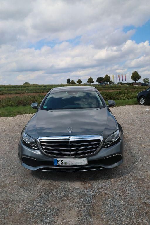 Grau Gebraucht 2018 Mercedes E400 Limousine | 31.990 € (Fairer Preis) - Bild 1/4