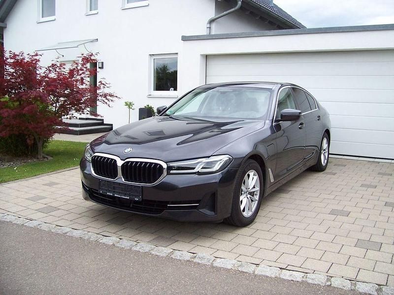 Grau Gebraucht 2021 BMW 545e Sport Line Limousine | 31.990 € (Guter Preis) - Bild 1/4