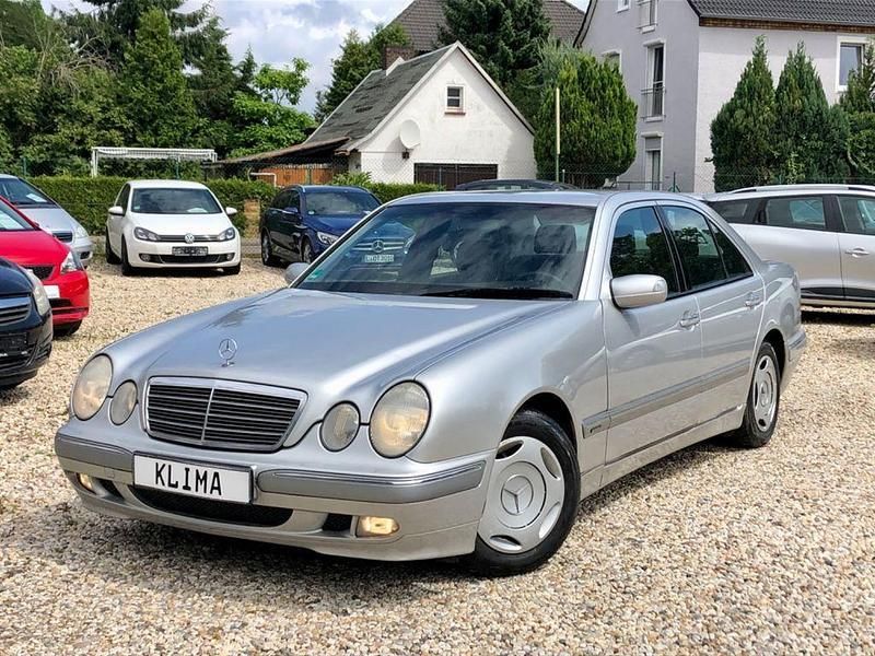 Silber Gebraucht 1999 Mercedes E200 Elegance Limousine | 1.700 € (Superpreis) - Bild 1/4