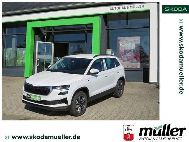 Weiß (moonweiss perleffekt) Neu 2025 Skoda Karoq Drive SUV | 51.149 € - Bild 1/4