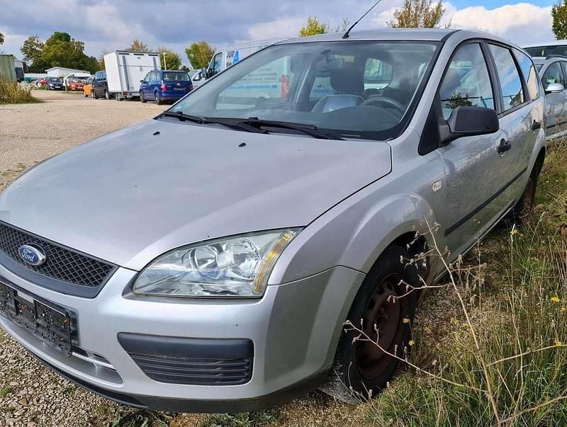 Gebraucht Ford Focus Trend 101 PS (74 kW) 2005 Polarsilber metallic Kombi