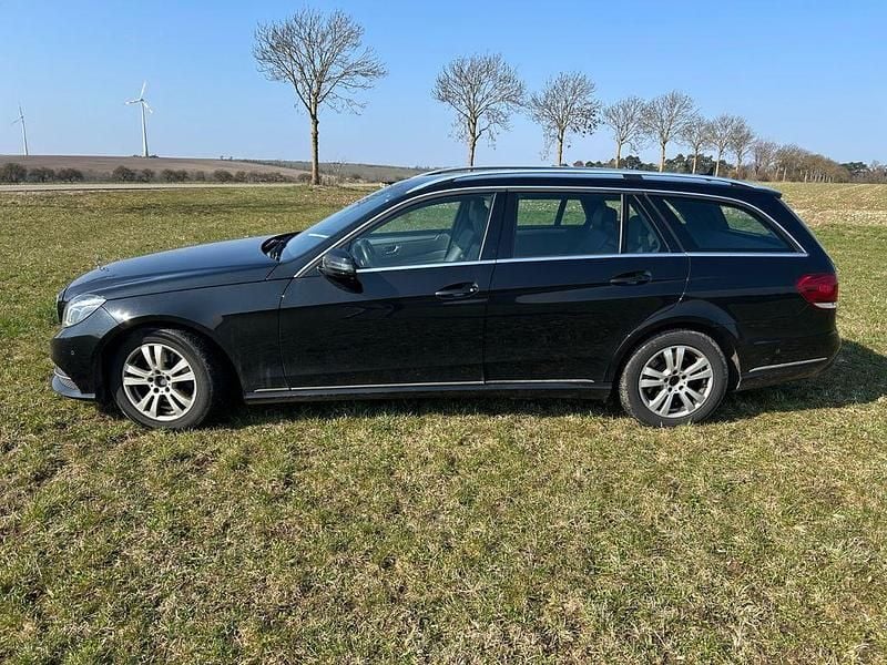 Gebraucht Mercedes E220 170 PS (125 kW) 2015 Schwarz Limousine