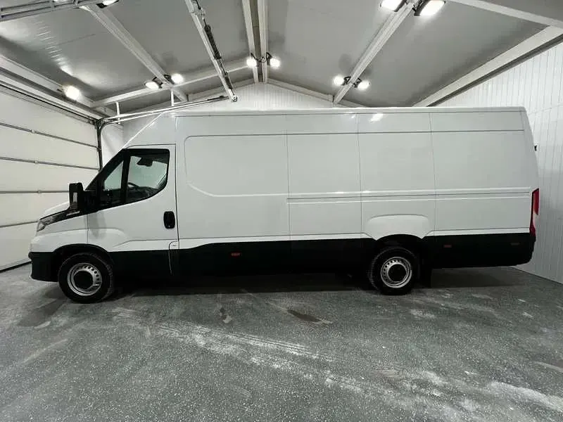 Second-hand Iveco Daily 156 CP (114 kW) 2023 Alb Van