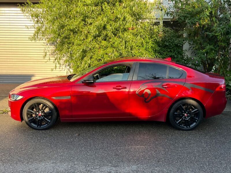 Gebraucht Jaguar XE Prestige 179 PS (131 kW) 2015 Rot Limousine