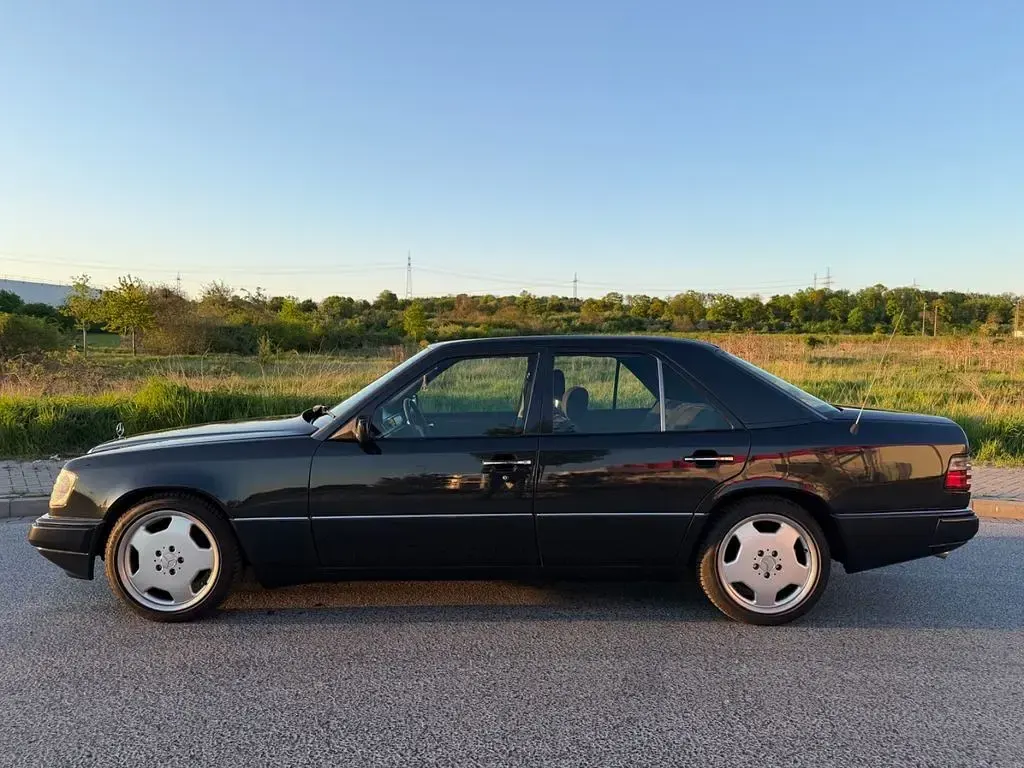 Gebraucht Mercedes E200 118 PS (86 kW) 1990 Schwarz Limousine