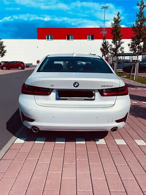 Gebraucht BMW 320 190 PS (139 kW) 2019 Weiß Limousine