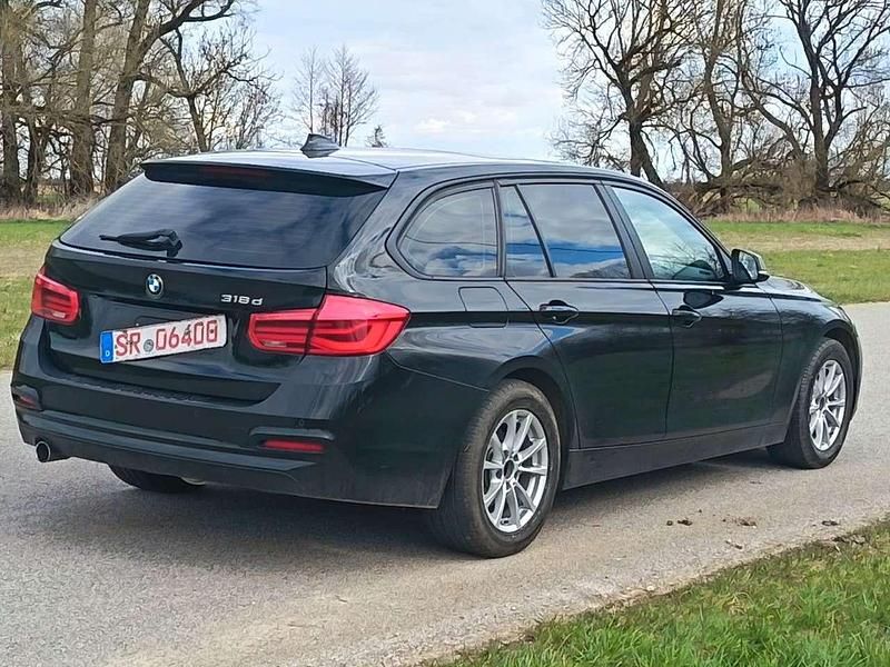 Gebraucht BMW 318 Advantage 150 PS (110 kW) 2018 Schwarz ii/bonnet fluid black Kombi