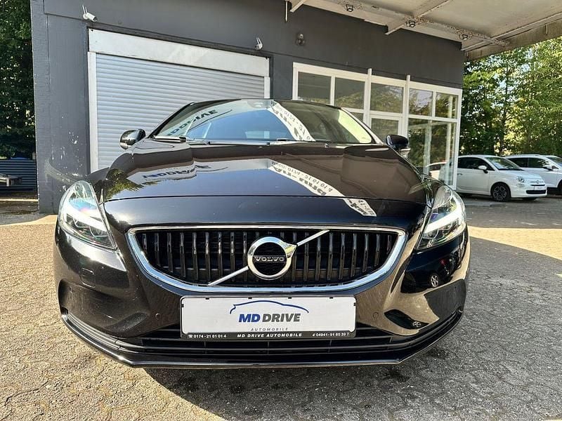 Gebraucht Volvo V40 Momentum 122 PS (89 kW) 2018 Schwarz Kombi
