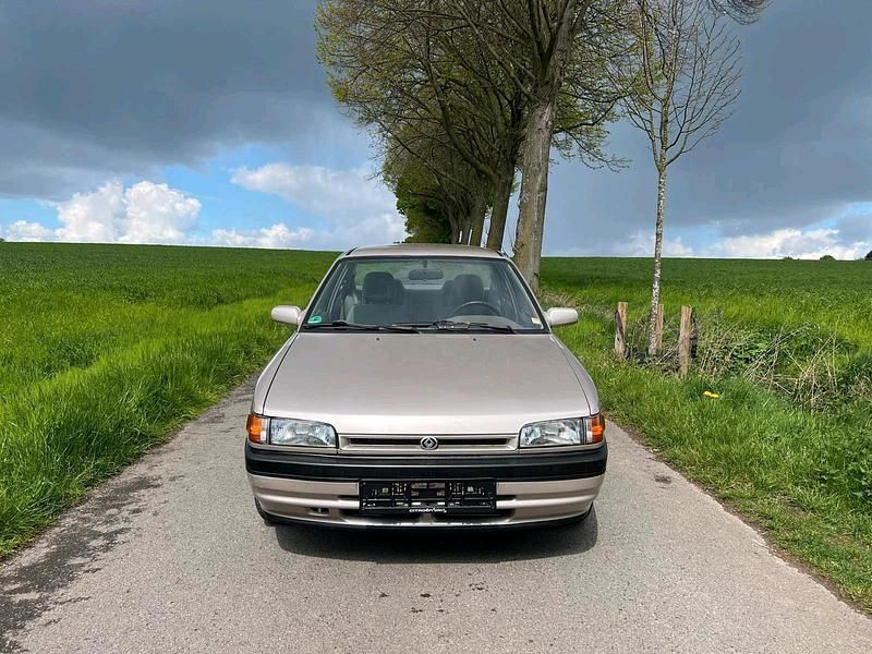 Gebraucht Mazda 323 88 PS (64 kW) 1992 Gold Limousine