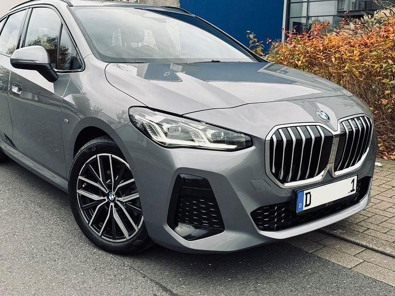 Grau Gebraucht 2022 BMW 218 Active Tourer M Sport Van / Kleinbus | 25.700 € (Fairer Preis) - Bild 1/4