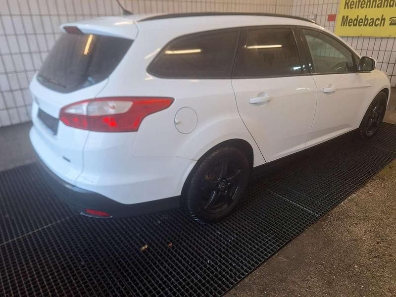 Gebraucht Ford Focus Trend 116 PS (85 kW) 2012 Frostweiß Kombi