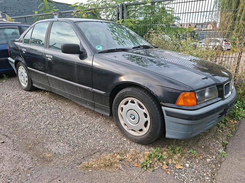 Schwarz Gebraucht 1993 BMW 316 Limousine | 1.250 € - Bild 1/4