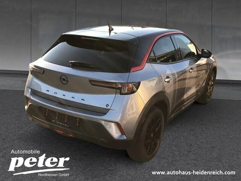 Gebraucht Opel Mokka-e GS Line 100 kW (136 PS) 2023 Kontrast grau/quarz silber (metallic) SUV