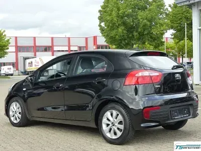 Gebraucht Kia Rio 84 PS (61 kW) 2016 Schwarz Kleinwagen