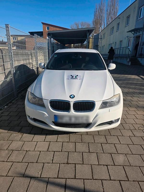 Weiß Gebraucht 2011 BMW 320 Limousine | 5.500 € (Fairer Preis) - Bild 1/4