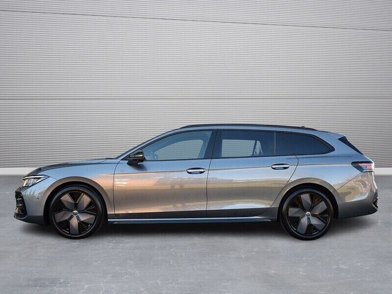 Gebraucht VW Passat R-line 150 PS (110 kW) 2024 Grau Kombi
