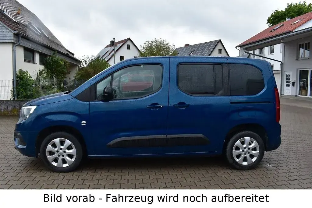 Second-hand Opel Combo Life Elegance 131 CP (96 kW) 2022 Albastru Monovolum