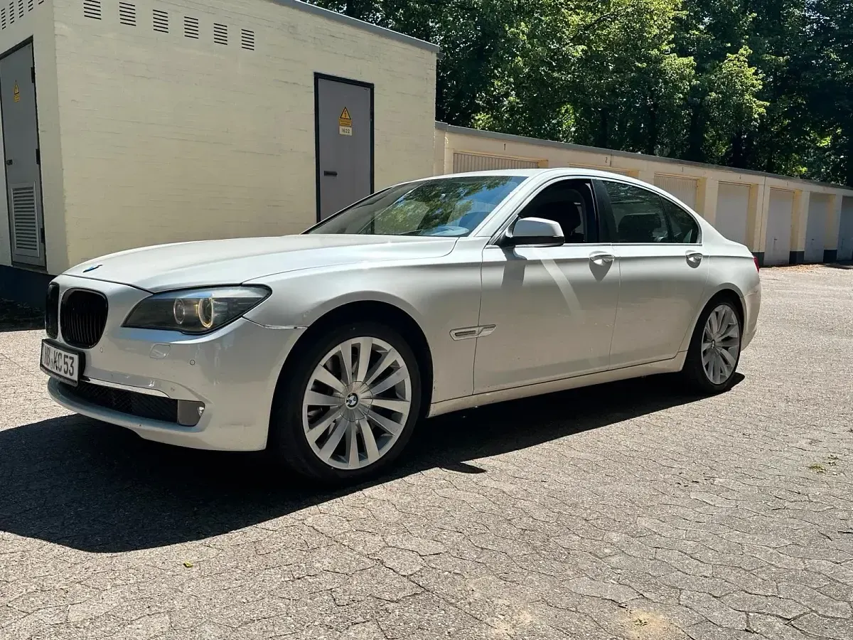 Gebraucht BMW 740 326 PS (239 kW) 2009 Weiß Limousine