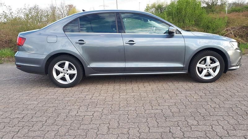 Gebraucht VW Jetta 125 PS (91 kW) 2015 Grau Limousine